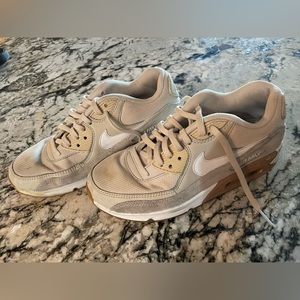 Womens 6.5 Airmax beige and white